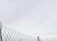 鍍鋅護欄網為什么要在邊框上面打孔？